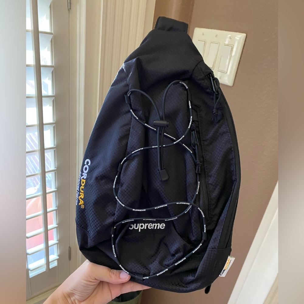 SUPREME Sling Bag SS22 Black Supreme Cordura